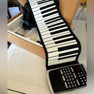 🎉HOST PICK 🥳 Giovanni's Roll Out Basic Piano Keyboard Beginner Kit (20302)